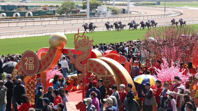 有片｜馬會應家柏騎練齊來拜年 初三賀歲馬三場盃賽戲碼精彩