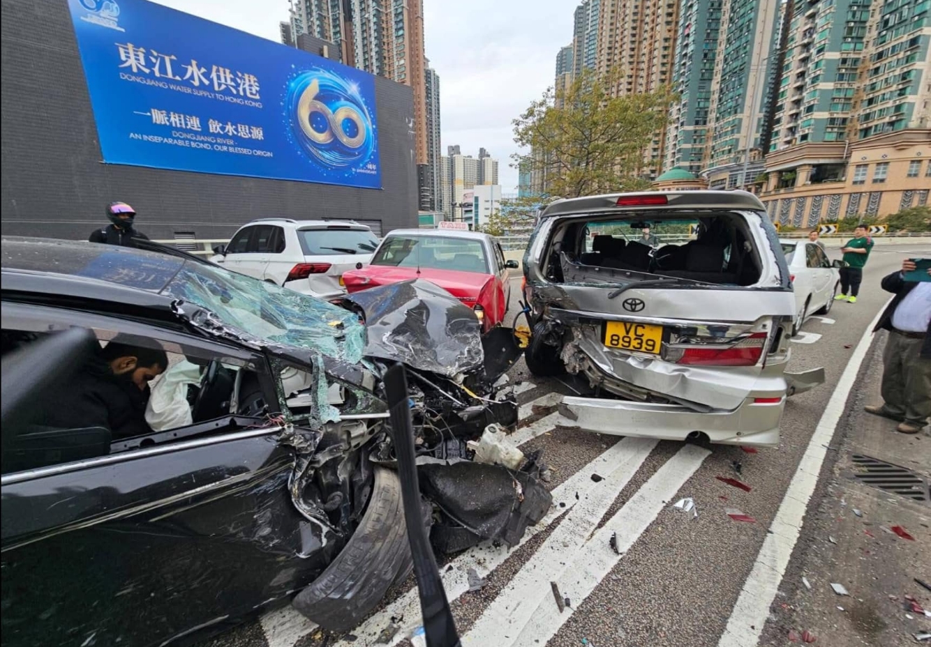 有片｜西九龍走廊連環車禍 8車相撞釀至少3傷