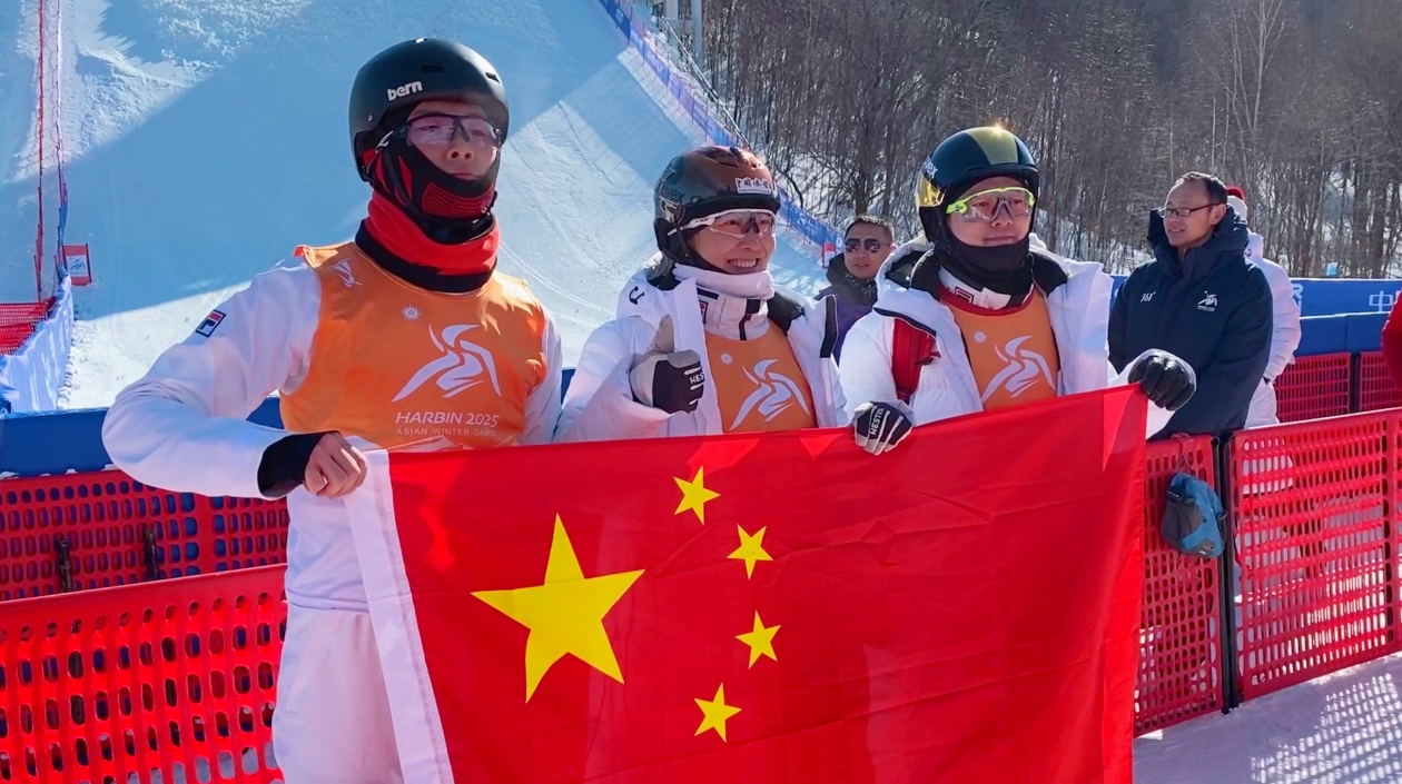 有片｜團隊協作凝聚力量 中國隊斬獲亞冬會自由式滑雪空中技巧混合團體首金