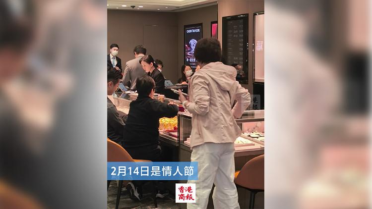 有片｜香港金價誘人 內地遊客情人節南下「淘金」 店舖大排長龍