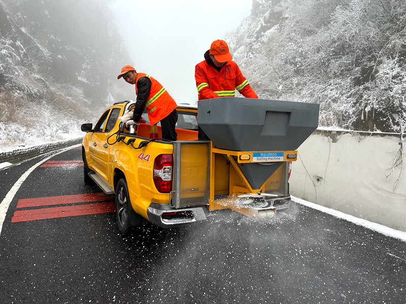 皖休寧縣：除雪融冰保安暢