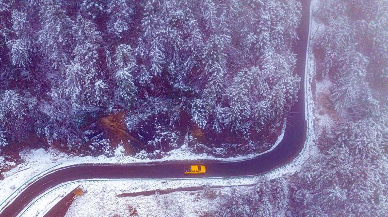 皖休寧：寒潮來襲 踏雪巡線保供電