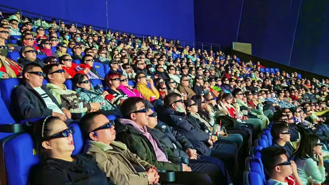 萬達影城哈東店IMAX GT激光影廳超大尺寸銀幕 吸引眾多影迷觀影打卡