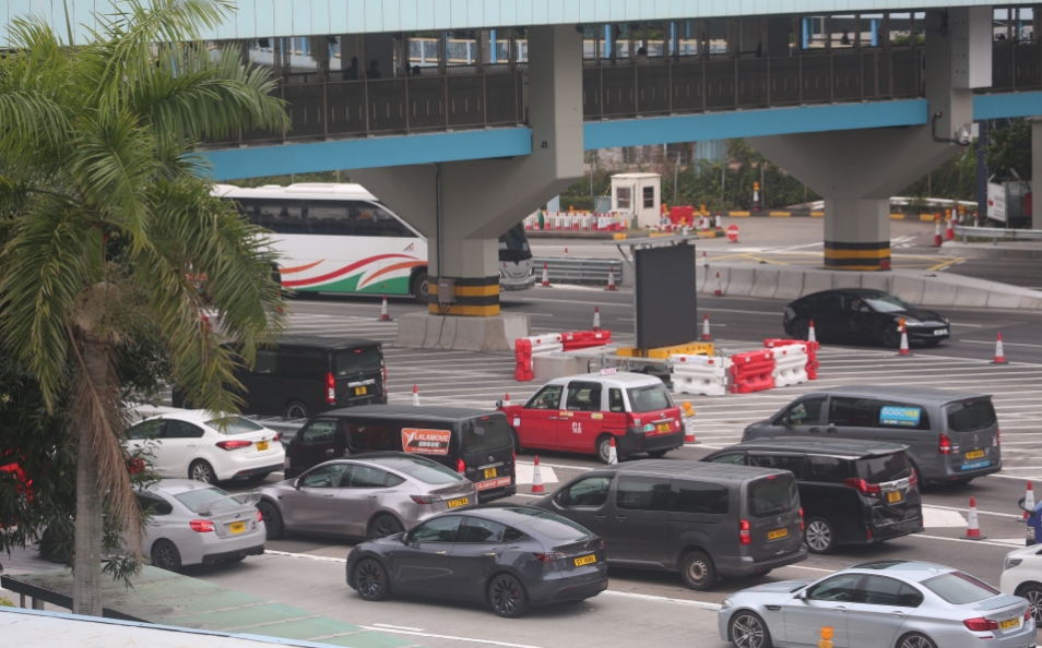 運輸署：紅隧往港島方向管道快線已解封 車龍有待消散